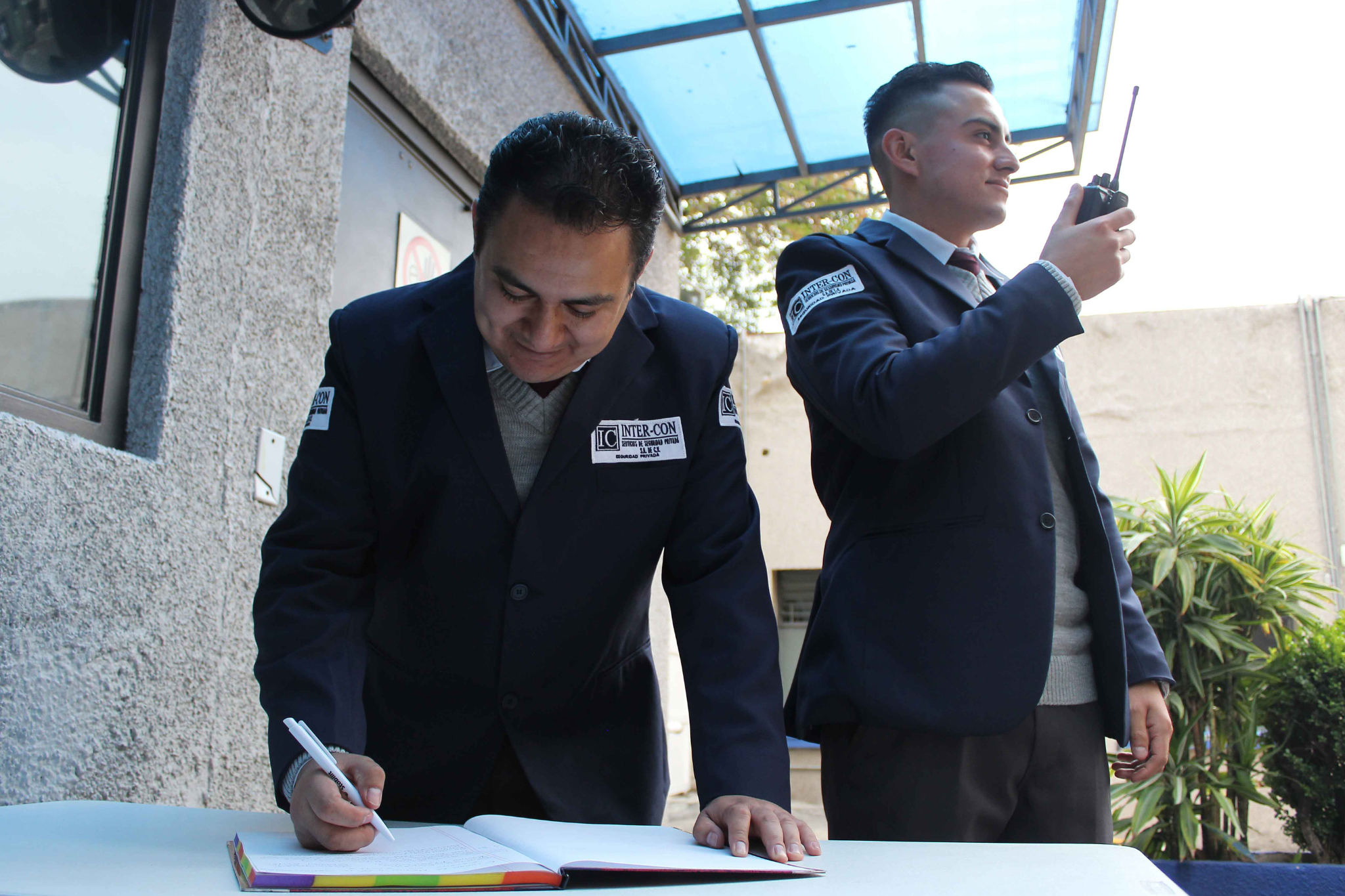 En Inter-Con damos de alta a todos nuestros oficiales al 100% en el IMSS y pagamos conforme a la ley. Seguridad privada con ética, legalidad y confianza.